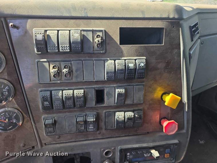 image for item FH6043 1999 Western Star 4900 semi truck