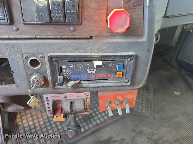 image for item FH6043 1999 Western Star 4900 semi truck
