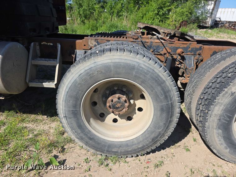 image for item FH6043 1999 Western Star 4900 semi truck