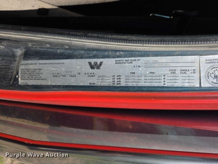 image for item FH6043 1999 Western Star 4900 semi truck