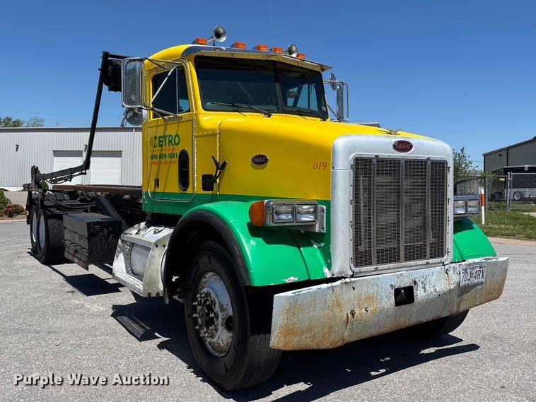 image for item FH7111 2002 Peterbilt 357 roll-off container truck