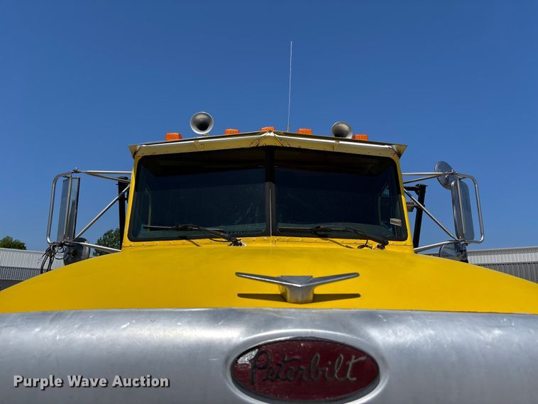 image for item FH7111 2002 Peterbilt 357 roll-off container truck