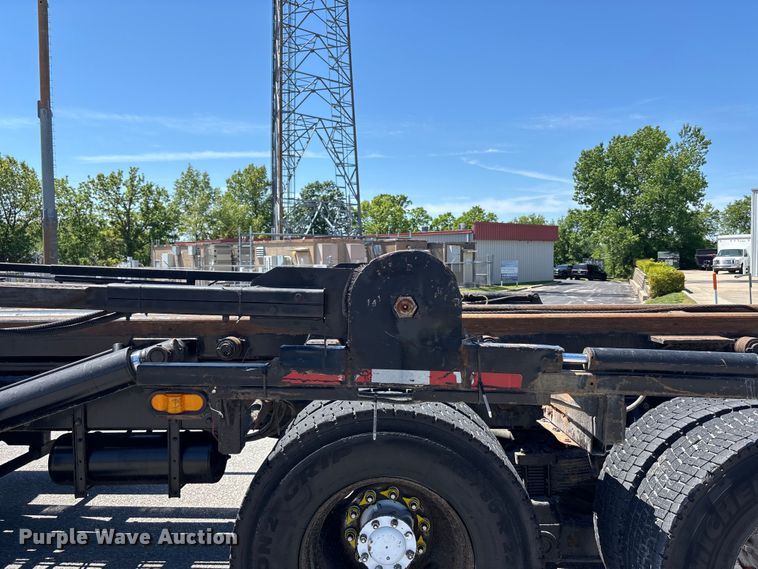 image for item FH7111 2002 Peterbilt 357 roll-off container truck