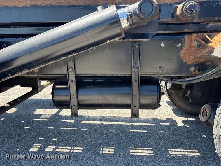 image for item FH7111 2002 Peterbilt 357 roll-off container truck
