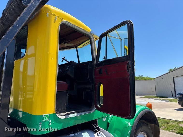 image for item FH7111 2002 Peterbilt 357 roll-off container truck