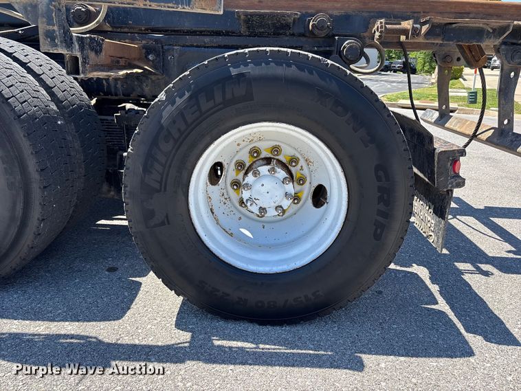 image for item FH7111 2002 Peterbilt 357 roll-off container truck