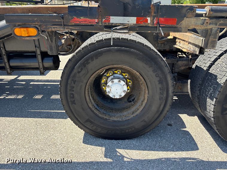 image for item FH7111 2002 Peterbilt 357 roll-off container truck
