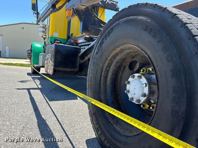 image for item FH7111 2002 Peterbilt 357 roll-off container truck