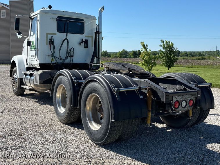 image for item FH7134 2007 International 5900i semi truck