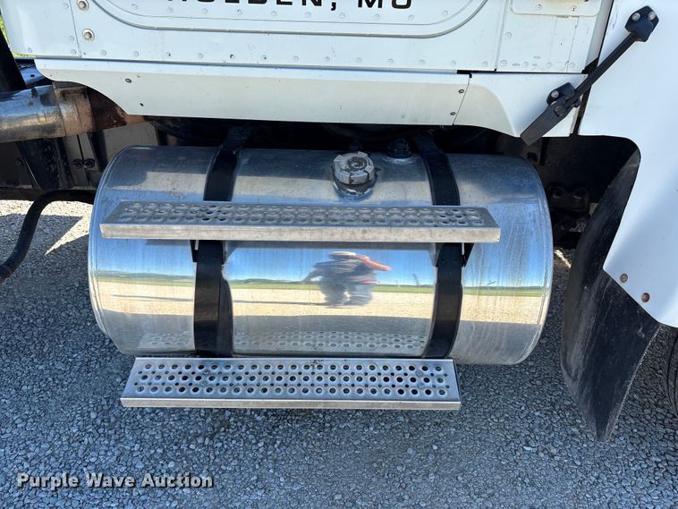image for item FH7134 2007 International 5900i semi truck