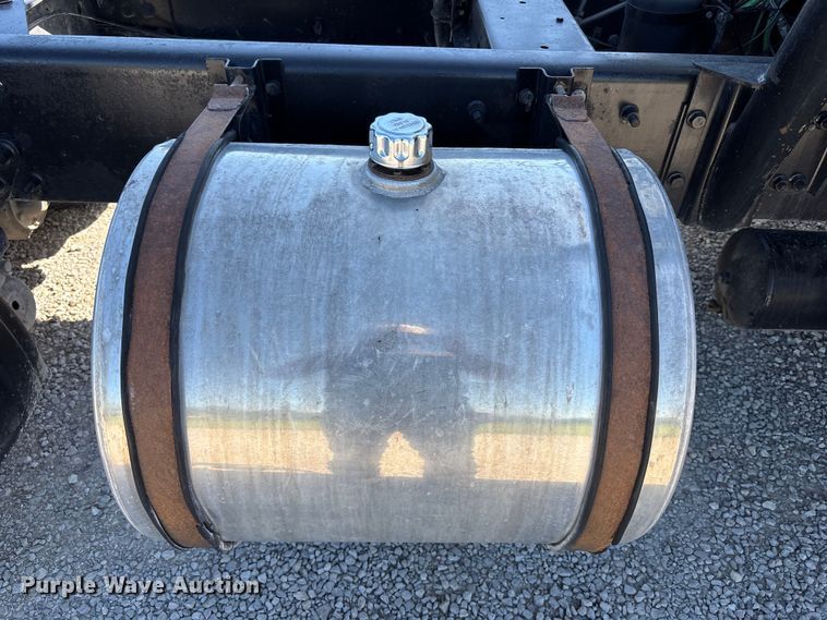 image for item FH7134 2007 International 5900i semi truck