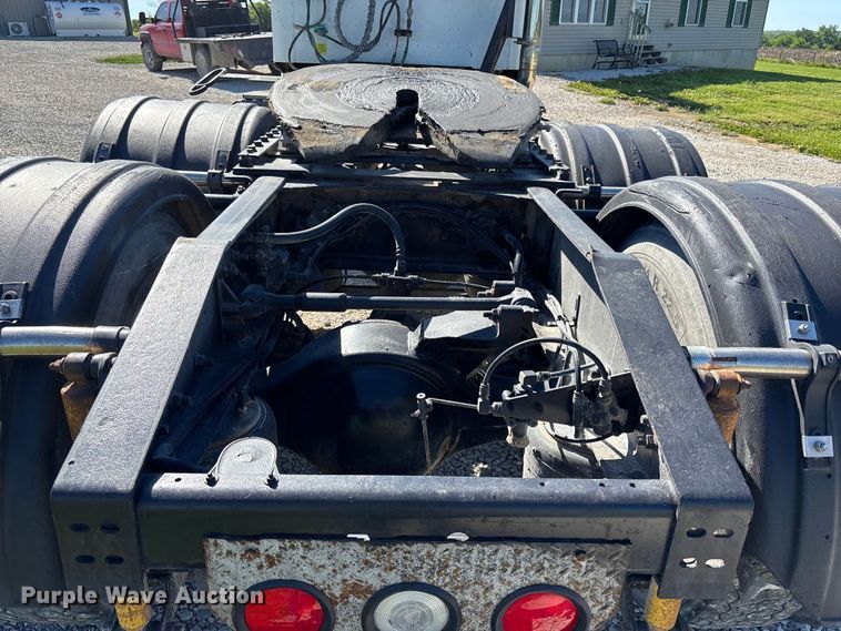 image for item FH7134 2007 International 5900i semi truck