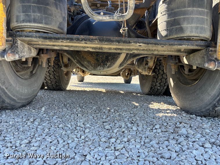 image for item FH7134 2007 International 5900i semi truck