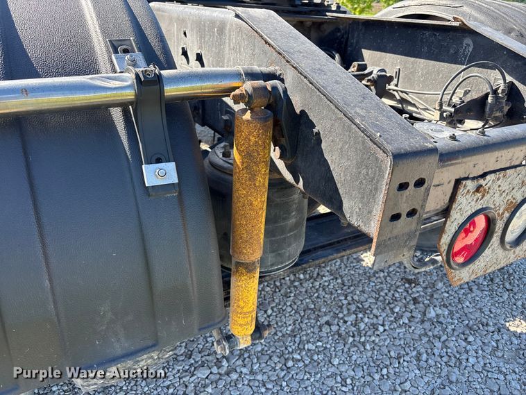 image for item FH7134 2007 International 5900i semi truck