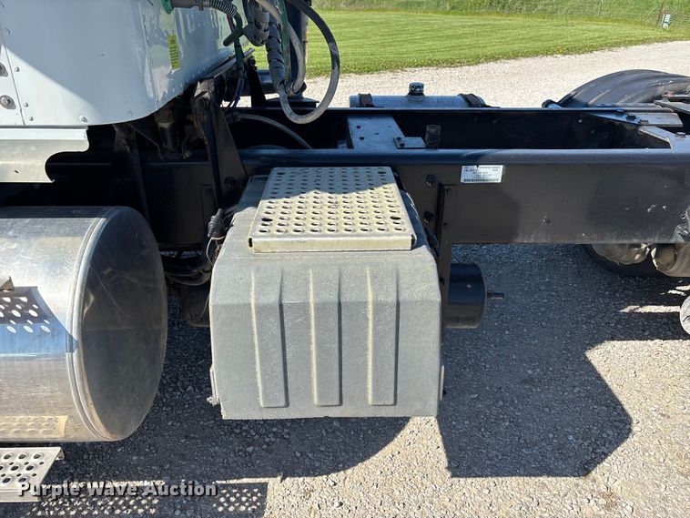 image for item FH7134 2007 International 5900i semi truck