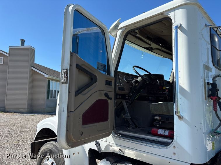 image for item FH7134 2007 International 5900i semi truck