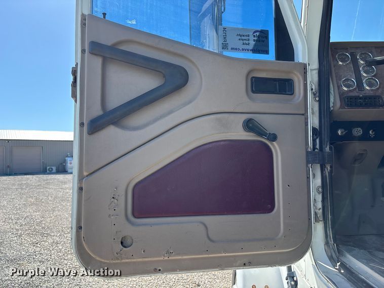image for item FH7134 2007 International 5900i semi truck