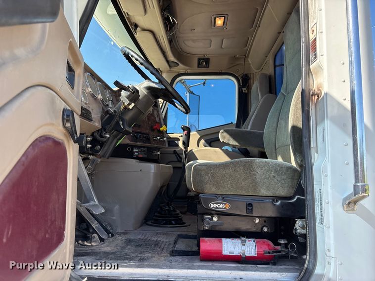 image for item FH7134 2007 International 5900i semi truck