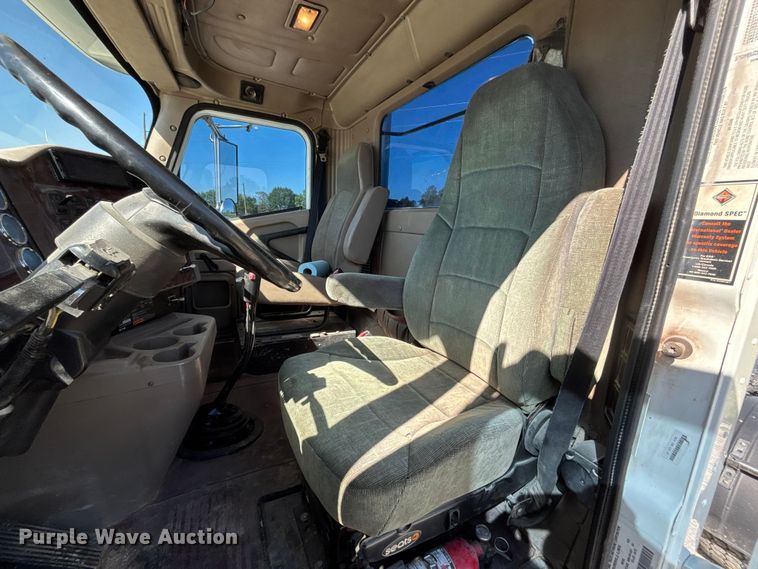 image for item FH7134 2007 International 5900i semi truck