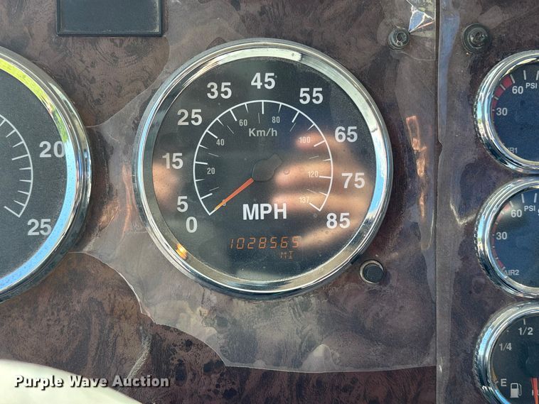 image for item FH7134 2007 International 5900i semi truck