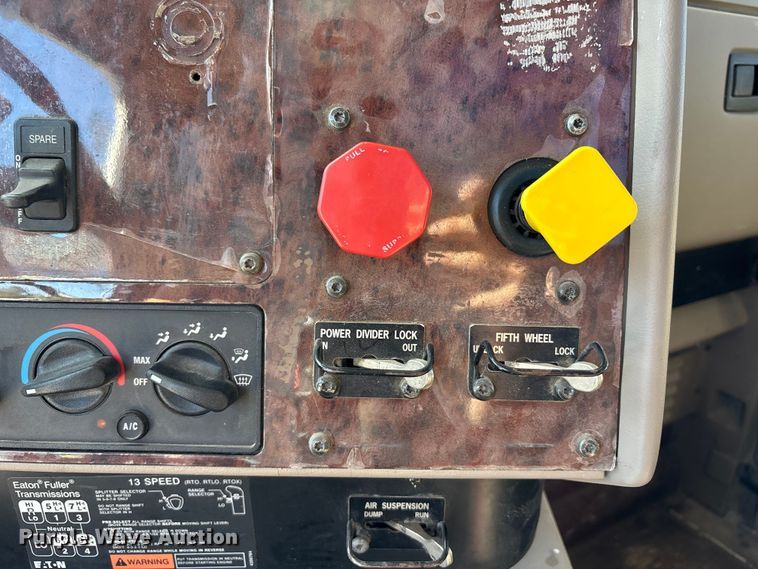 image for item FH7134 2007 International 5900i semi truck
