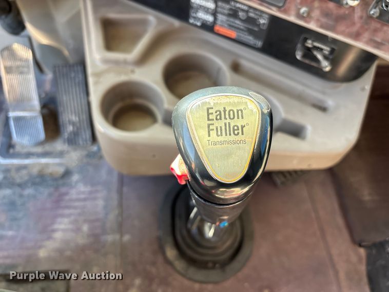 image for item FH7134 2007 International 5900i semi truck