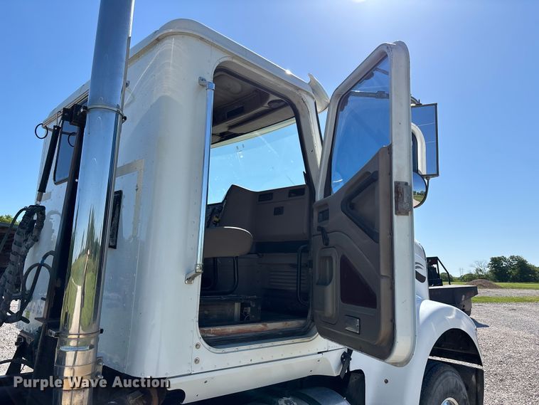 image for item FH7134 2007 International 5900i semi truck