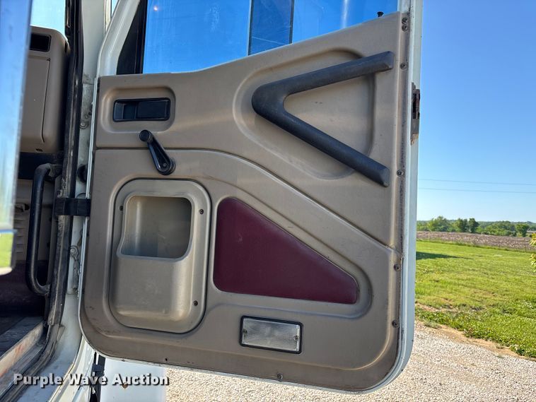 image for item FH7134 2007 International 5900i semi truck
