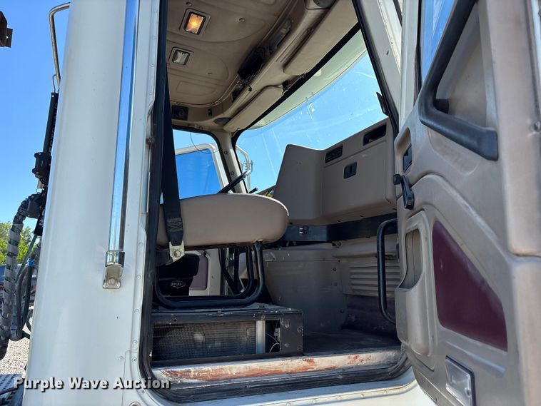 image for item FH7134 2007 International 5900i semi truck