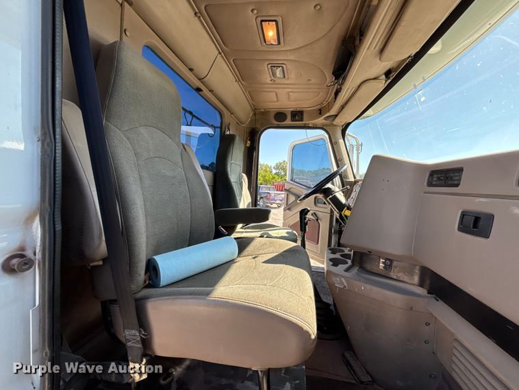 image for item FH7134 2007 International 5900i semi truck