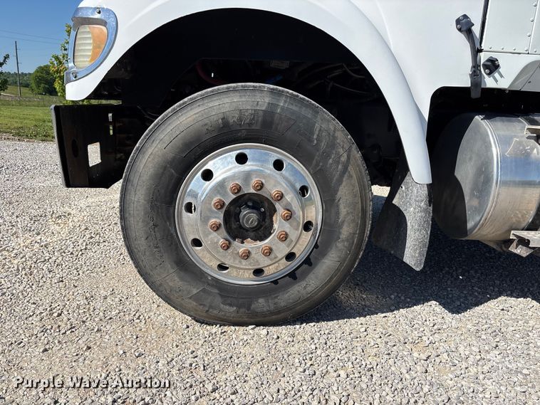image for item FH7134 2007 International 5900i semi truck