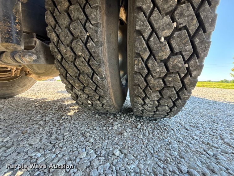 image for item FH7134 2007 International 5900i semi truck