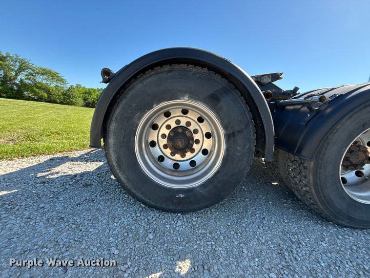 image for item FH7134 2007 International 5900i semi truck