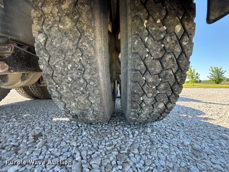 image for item FH7134 2007 International 5900i semi truck