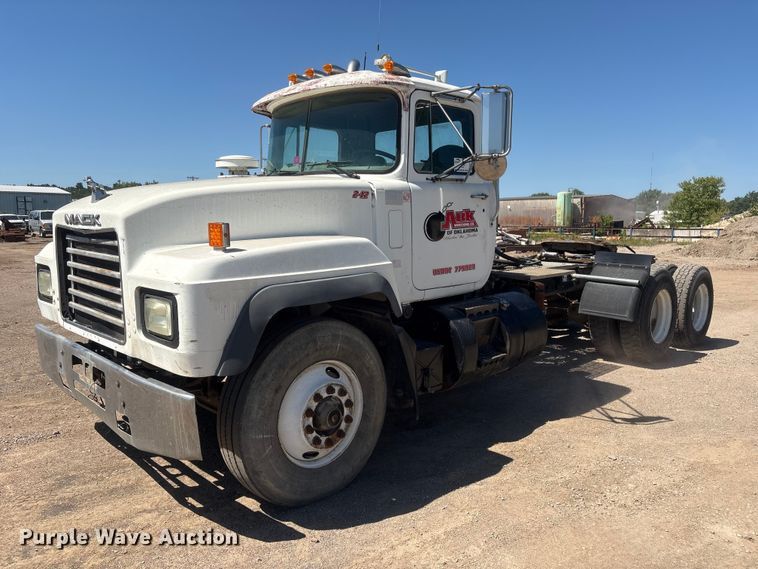 image for item FI0173 2001 Mack RD6 semi truck