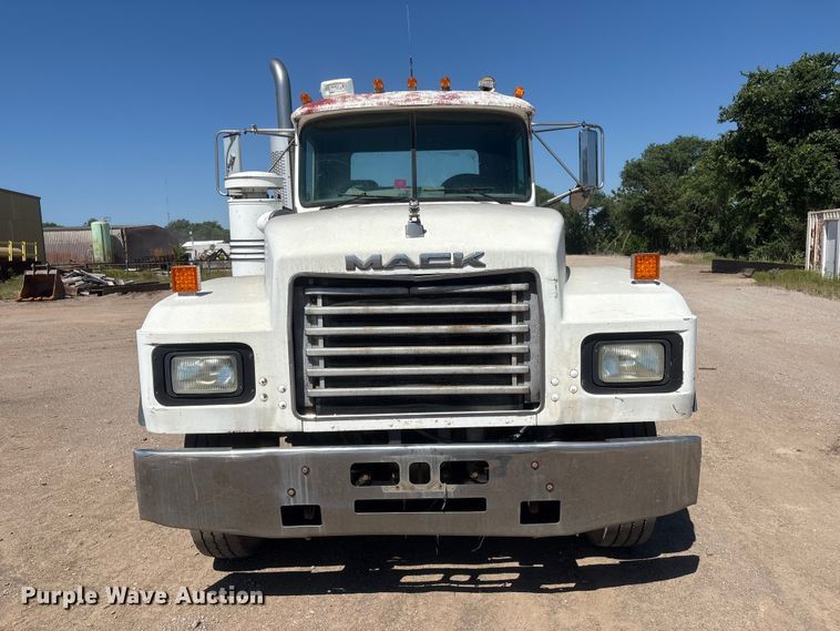 image for item FI0173 2001 Mack RD6 semi truck