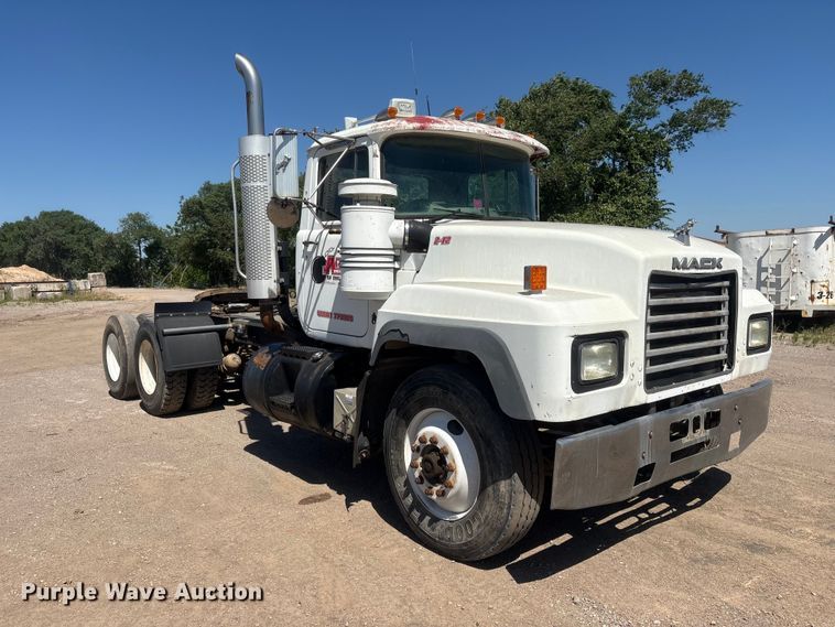 image for item FI0173 2001 Mack RD6 semi truck