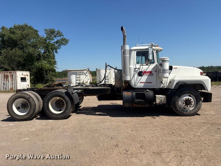 image for item FI0173 2001 Mack RD6 semi truck