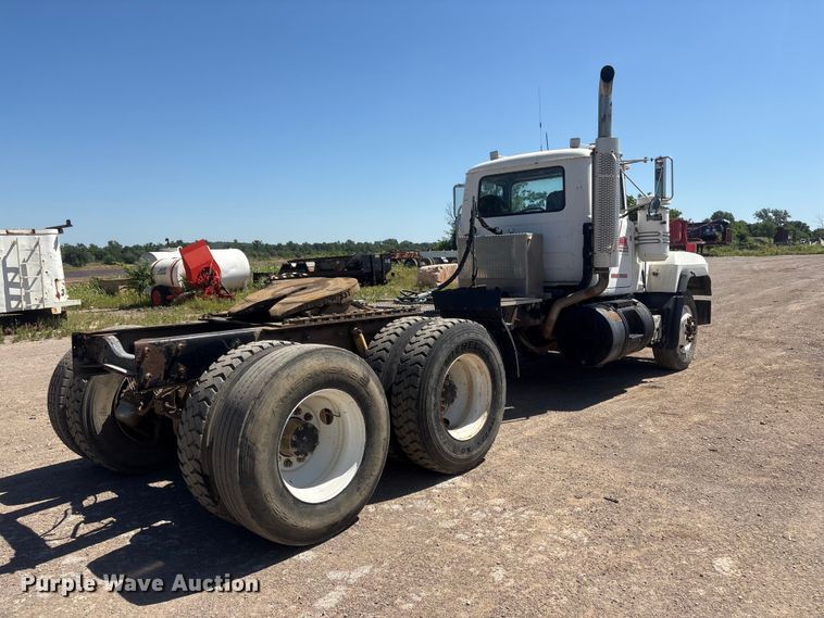 image for item FI0173 2001 Mack RD6 semi truck