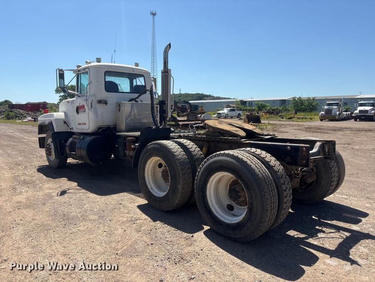 image for item FI0173 2001 Mack RD6 semi truck