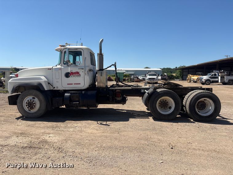 image for item FI0173 2001 Mack RD6 semi truck