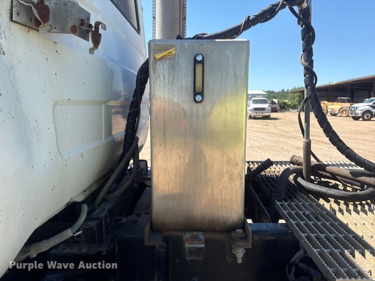 image for item FI0173 2001 Mack RD6 semi truck