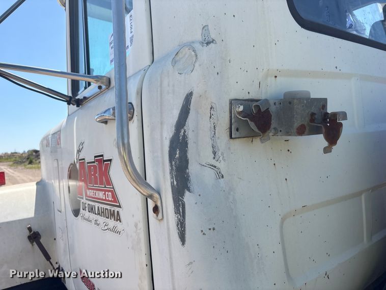 image for item FI0173 2001 Mack RD6 semi truck