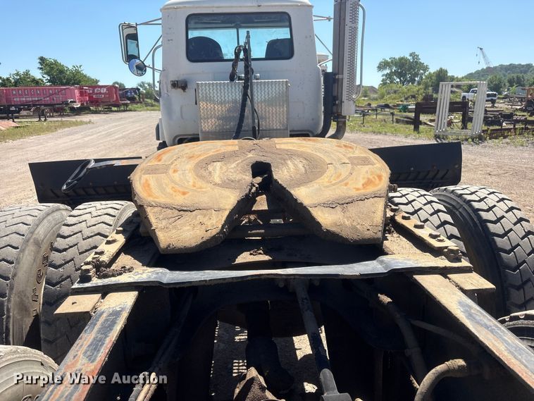 image for item FI0173 2001 Mack RD6 semi truck