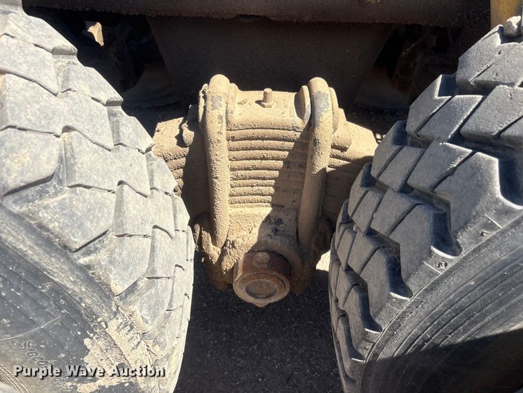 image for item FI0173 2001 Mack RD6 semi truck