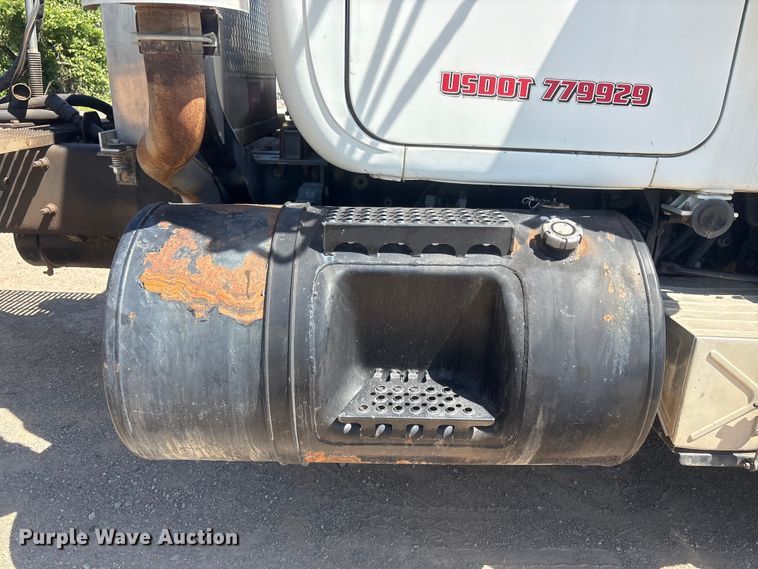 image for item FI0173 2001 Mack RD6 semi truck