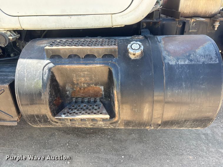 image for item FI0173 2001 Mack RD6 semi truck