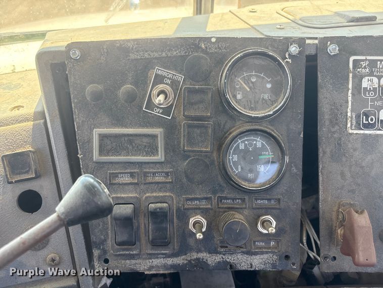 image for item FI0173 2001 Mack RD6 semi truck
