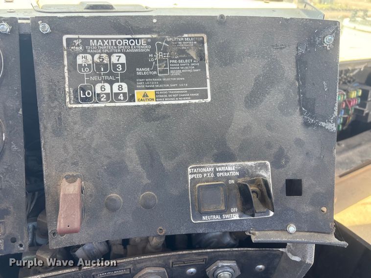 image for item FI0173 2001 Mack RD6 semi truck