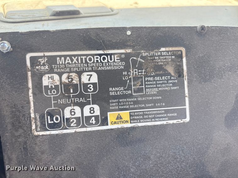 image for item FI0173 2001 Mack RD6 semi truck